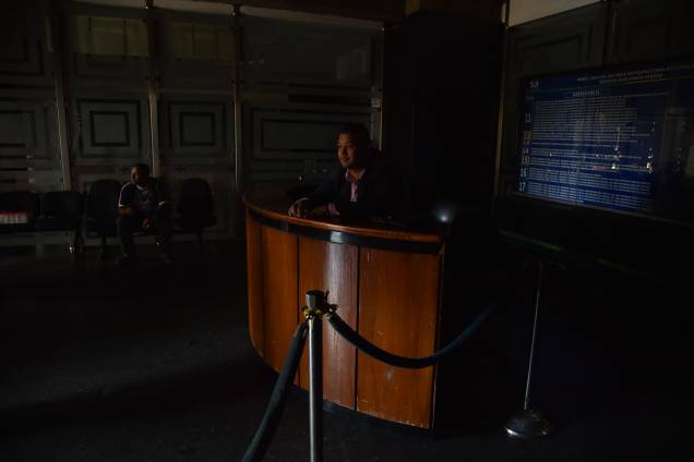 Homem fica sentado na recepção de um escritório da Assembléia Nacional da Venezuela durante um apagão que atinge a cidade de Caracas, na Venezuela - 25/03/2019 Homem fica sentado na recepção de um escritório da Assembléia Nacional da Venezuela durante um apagão que atinge a cidade de Caracas, na Venezuela - 25/03/2019
