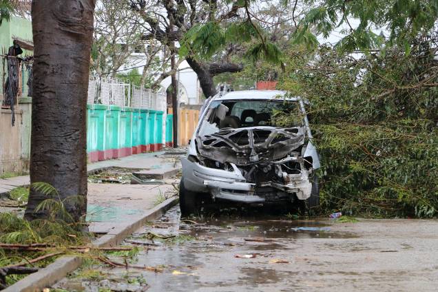 Carro fica destruído após passagem do ciclone Idai em Beira, Moçambique - 17/03/2019 Carro fica destruído após passagem do ciclone Idai em Beira, Moçambique - 17/03/2019
