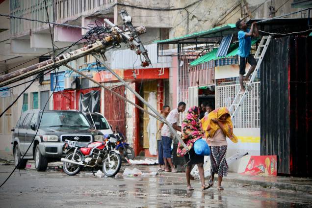 Moradores se protegem da chuva após a passagem do ciclone Idai na Beira, em Moçambique - 17/03/2019 Moradores se protegem da chuva após a passagem do ciclone Idai na Beira, em Moçambique - 17/03/2019