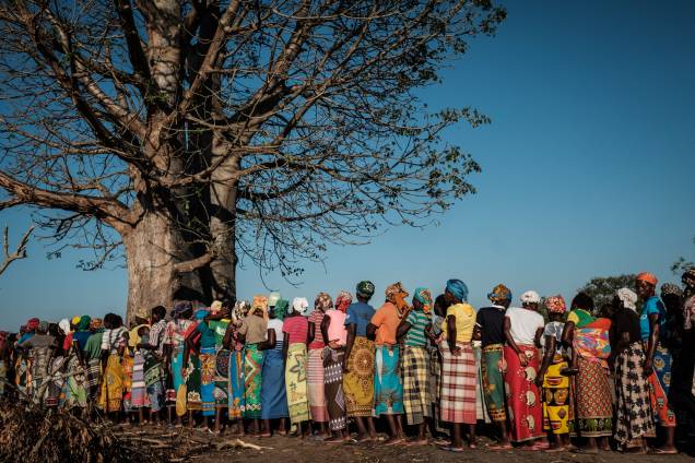 Mulheres esperam em fila para receber suprimentos da organização de assistência em desastres da África do Sul, Gift of the Givers, depois que a área foi isolada pelo ciclone Idai em Estaquinha, a cerca de 80 km a oeste de Beira, Moçambique - 26/03/2019 Mulheres esperam em fila para receber suprimentos da organização de assistência em desastres da África do Sul, Gift of the Givers, depois que a área foi isolada pelo ciclone Idai em Estaquinha, a cerca de 80 km a oeste de Beira, Moçambique - 26/03/2019