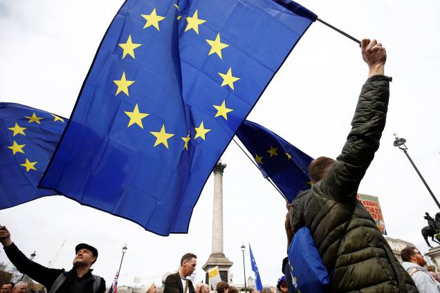 Manifestantes carregam bandeiras da União Europeia durante protesto contra o Brexit, em Londres - 23/03/2019 Manifestantes carregam bandeiras da União Europeia durante protesto contra o Brexit, em Londres - 23/03/2019