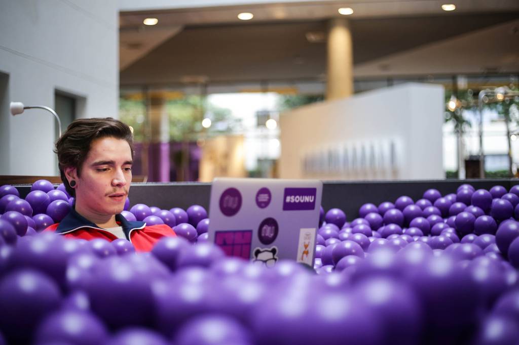 Colaborador em piscina de bolinhas no escrit&oacute;rio do Nubank, em S&atilde;o Paulo