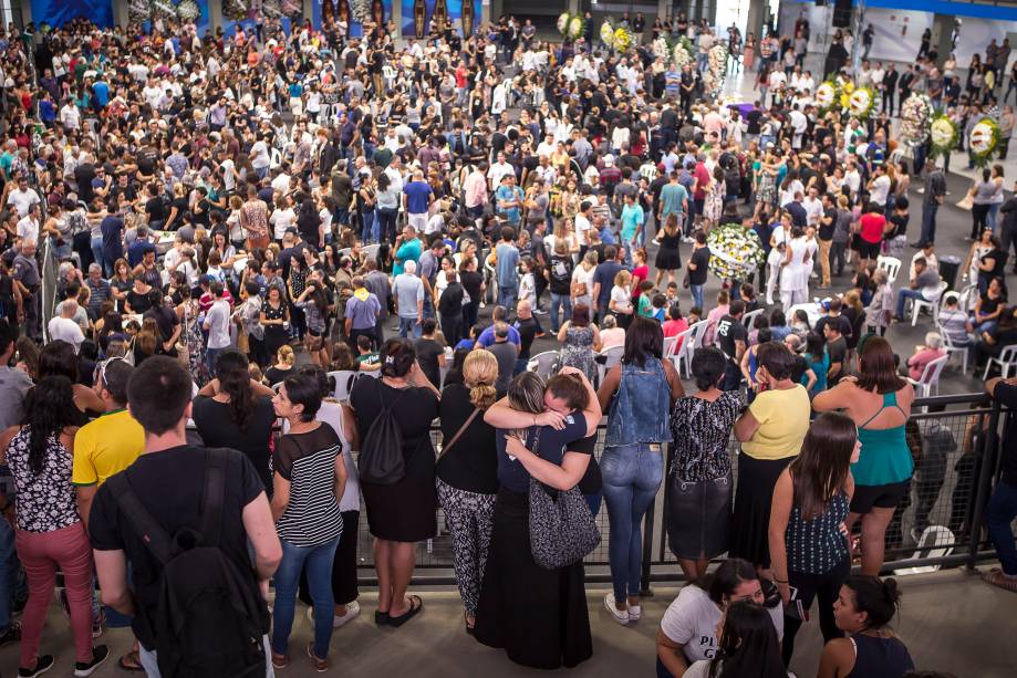 Pessoas se reúnem para o velório das vítimas do massacre da Escola Estadual Professor Raul Brasil no ginásio municipal de Suzano em São Paulo - 14/03/2019