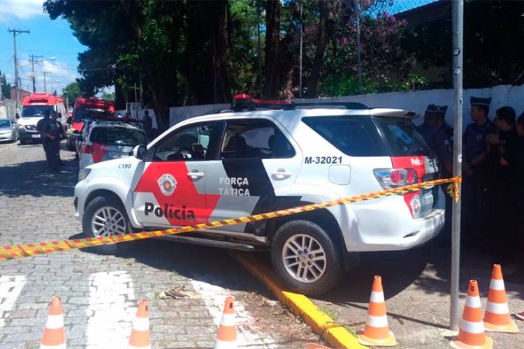 Policiais fazem patrulha na frente da Escola Estadual Raul Brasil, em Suzano (SP), ap&oacute;s dois jovens entrarem no local e atirarem contra estudantes - 13/03/2019