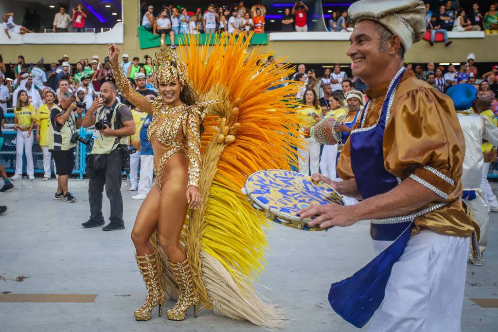 Unidos da Tijuca encerra desfile pela manhã e desponta como favorita