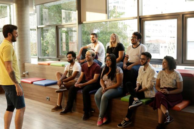 Reunião de colaboradores em ambiente descontraído no escritório do Nubank, em São Paulo Reunião de colaboradores em ambiente descontraído no escritório do Nubank, em São Paulo