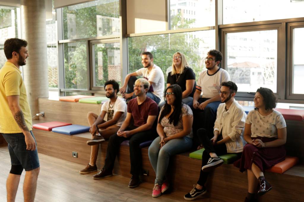 Reuni&atilde;o de colaboradores em ambiente descontra&iacute;do no escrit&oacute;rio do Nubank, em S&atilde;o Paulo