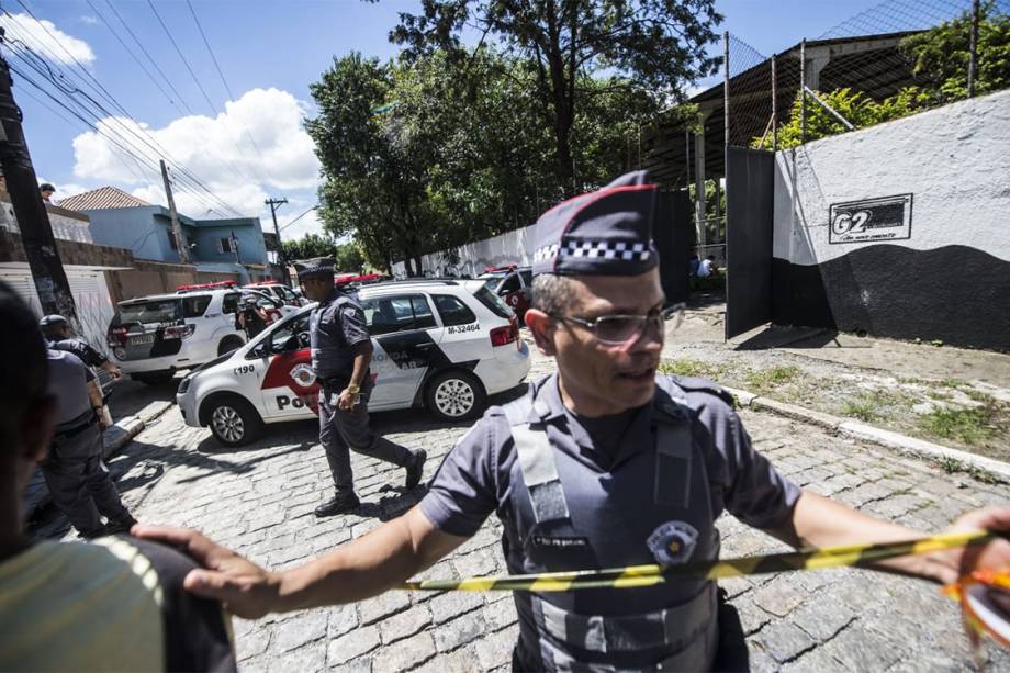 Policiais são vistos na entrada da Escola Estadual Raul Brasil, em Suzano (SP), após dois jovens entrarem no local e atirarem contra estudantes - 13/03/2019