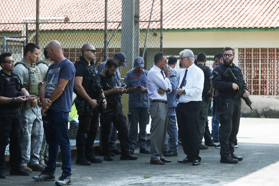 Policiais são vistos na entrada da Escola Estadual Raul Brasil, em Suzano (SP), após dois jovens entrarem no local e atirarem contra estudantes - 13/03/2019