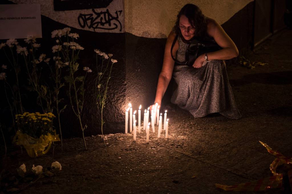 Homenagens em frente &agrave; escola Raul Brasil em Suzano (SP) ap&oacute;s ataque que deixou dez mortos - 13/03/2019