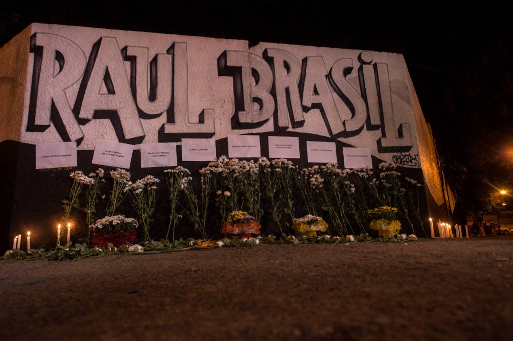 Homenagens em frente &agrave; escola Raul Brasil em Suzano (SP) ap&oacute;s ataque que deixou dez mortos - 13/03/2019
