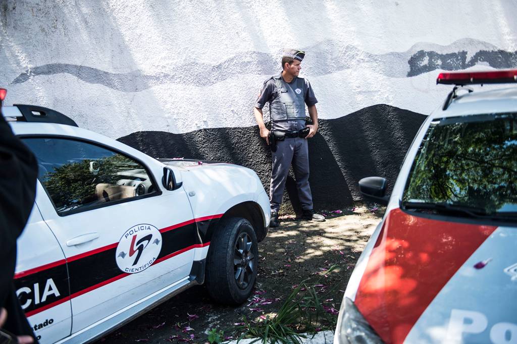 Policiais s&atilde;o vistos na &aacute;rea da Escola Estadual Raul Brasil, em Suzano (SP), ap&oacute;s dois jovens entrarem no local e atirarem contra estudantes - 13/03/2019
