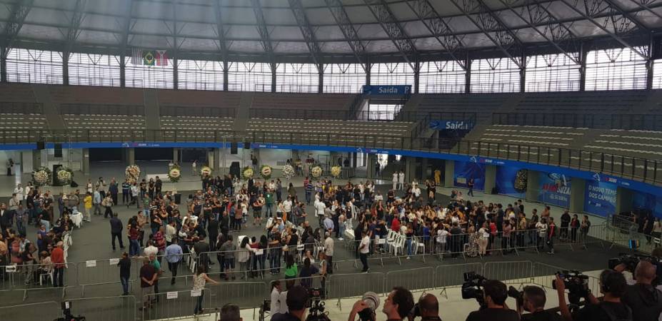 Velório coletivo de vítimas do massacre da escola Raul Brasil, na Arena Suzano (SP)