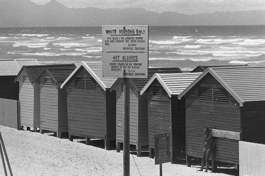 Placa indica que somente pessoas com pele branca podem frequentar a praia - 1960 Placa indica que somente pessoas com pele branca podem frequentar a praia - 1960