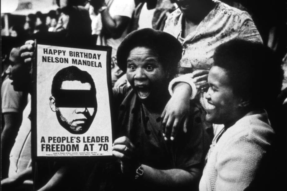 Mulheres participam de protesto contra o Apartheid e contra a prisão de Nelson Mandela, nos arredores da Universidade do Cabo Ocidental, localizada na Cidade do Cabo - 01/07/1988 Mulheres participam de protesto contra o Apartheid e contra a prisão de Nelson Mandela, nos arredores da Universidade do Cabo Ocidental, localizada na Cidade do Cabo - 01/07/1988