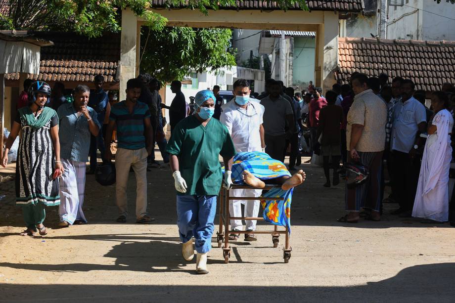 Médicos carregam o corpo de uma vítima no hospital do Sri Lanka após uma explosão em uma igreja de Batticaloa - 21/04/2019 Médicos carregam o corpo de uma vítima no hospital do Sri Lanka após uma explosão em uma igreja de Batticaloa - 21/04/2019