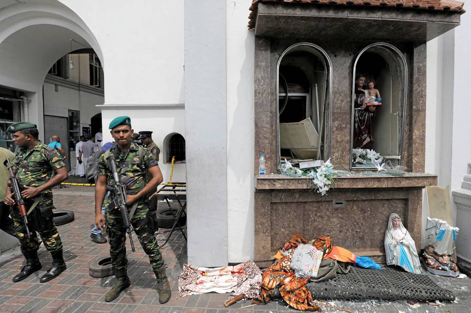 Militares cingaleses montam guarda em frente ao Santuário de Santo Antônio, igreja de Kochchikade, após uma explosão em Colombo, no Sri Lanka - 21/04/2019 Militares cingaleses montam guarda em frente ao Santuário de Santo Antônio, igreja de Kochchikade, após uma explosão em Colombo, no Sri Lanka - 21/04/2019