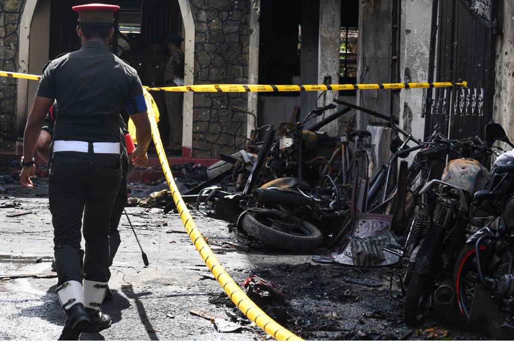 Policial passa ao lado de motocicletas destru&iacute;das do lado de fora da Igreja Zion, ap&oacute;s uma explos&atilde;o em Batticaloa, no leste do Sri Lanka - 21/04/2019