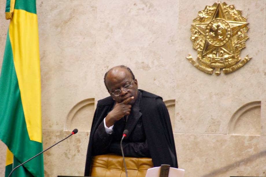 Ministro Joaquim Barbosa presidindo a sessão plenária