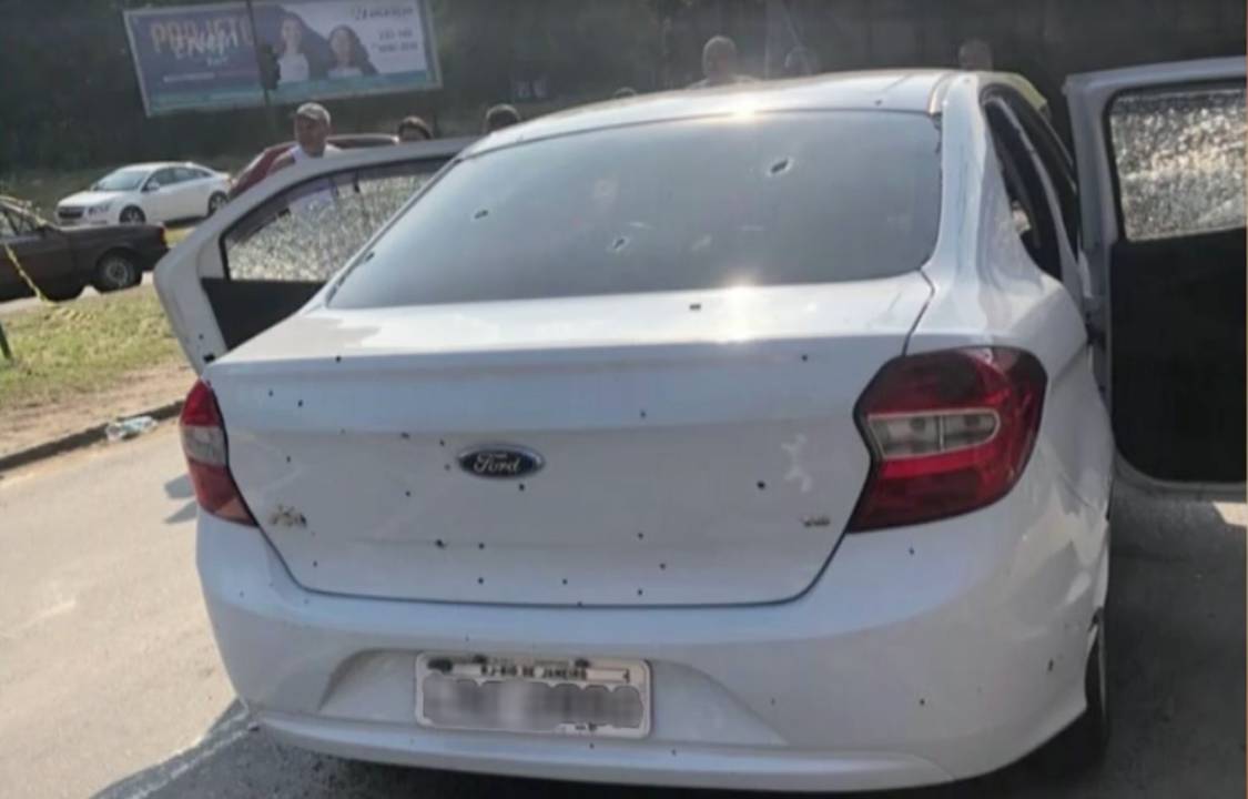 Carro foi alvo de cerca de 80 disparos feitos pelas Forças Armadas