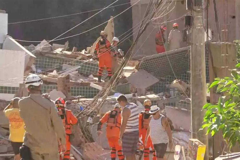 Bombeiros trabalham no resgate de vítimas de desabamento na comunidade da Muzema, no Rio de Janeiro - 12/04/2019 Bombeiros trabalham no resgate de vítimas de desabamento na comunidade da Muzema, no Rio de Janeiro - 12/04/2019