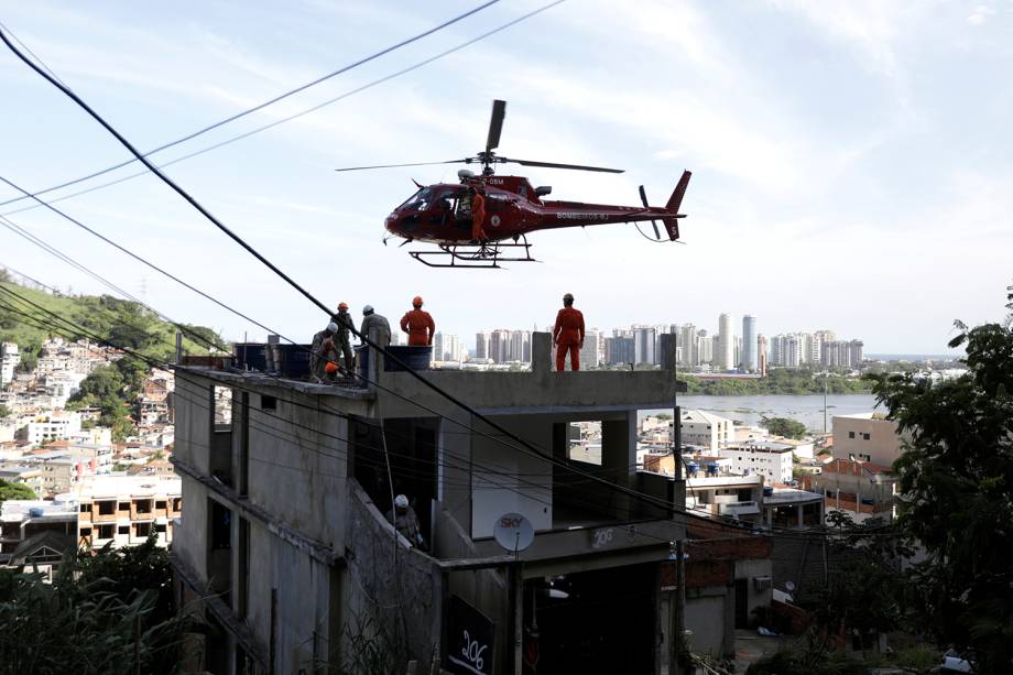 Pessoa em uma maca é transportada em um helicóptero depois que um prédio desmoronou na comunidade de Muzema, no Rio de Janeiro - 12/04/2019 Pessoa em uma maca é transportada em um helicóptero depois que um prédio desmoronou na comunidade de Muzema, no Rio de Janeiro - 12/04/2019