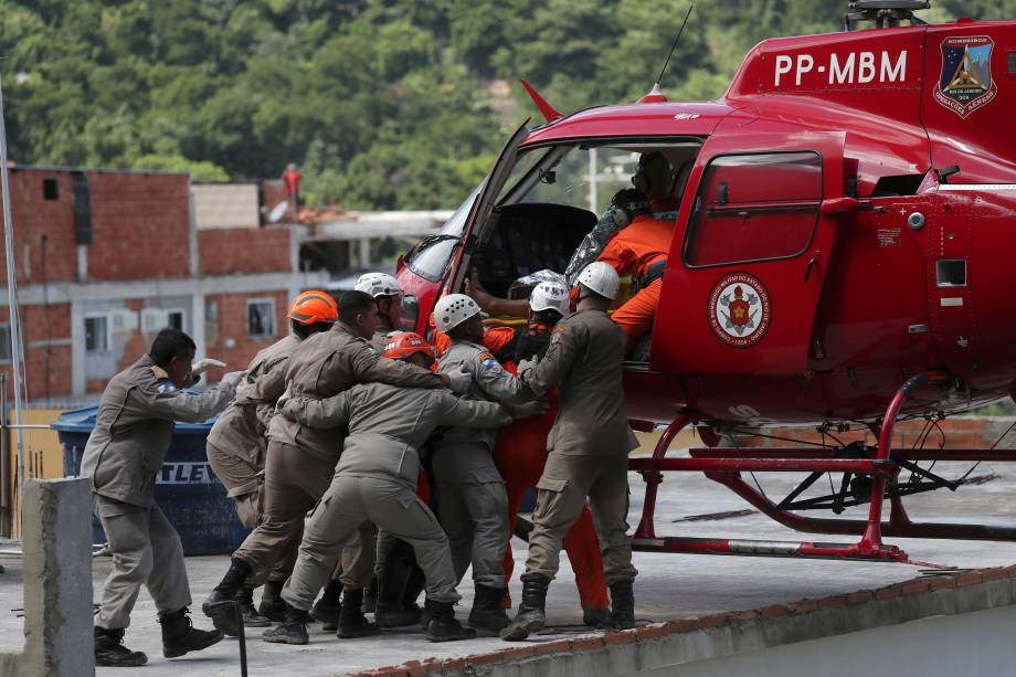Homem em uma maca é carregado para um helicóptero no local do desabamento de dois prédios na comunidade da Muzema, Rio de Janeiro - 12/04/2019 Homem em uma maca é carregado para um helicóptero no local do desabamento de dois prédios na comunidade da Muzema, Rio de Janeiro - 12/04/2019