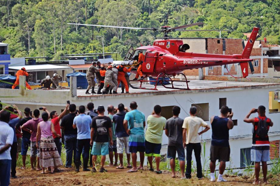 Pessoa ferida é levada para um helicóptero após ser retirada dos escombros de dois prédios que desabaram na comunidade de Muzema, Rio de Janeiro - 12/04/2019 Pessoa ferida é levada para um helicóptero após ser retirada dos escombros de dois prédios que desabaram na comunidade de Muzema, Rio de Janeiro - 12/04/2019