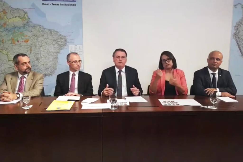 Bolsonaro elogia ideia de Weintraub de reduzir verba a cursos de filosofia