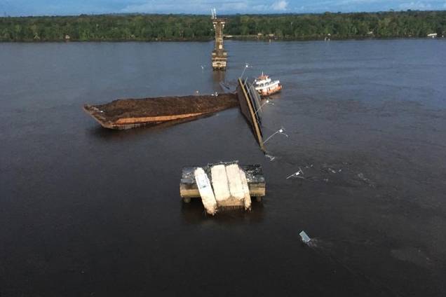 Parte de uma ponte do complexo Alça Viária, caiu no Rio Moju, próximo à entrada do município de Acará a cerca de 100 Km de Belém no Pará Parte de uma ponte do complexo Alça Viária, caiu no Rio Moju, próximo à entrada do município de Acará a cerca de 100 Km de Belém no Pará