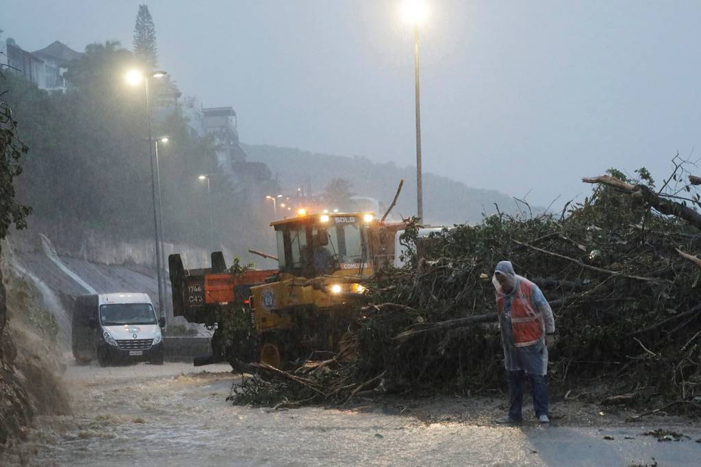 Após chuvas, Rio de Janeiro segue em estágio de crise e com vias fechadas