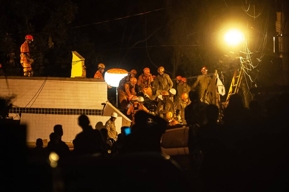 Bombeiros procuram vítimas em meio aos escombros após desabamento de prédios em Muzema, no Rio de Janeiro - 13/04/2019 Bombeiros procuram vítimas em meio aos escombros após desabamento de prédios em Muzema, no Rio de Janeiro - 13/04/2019