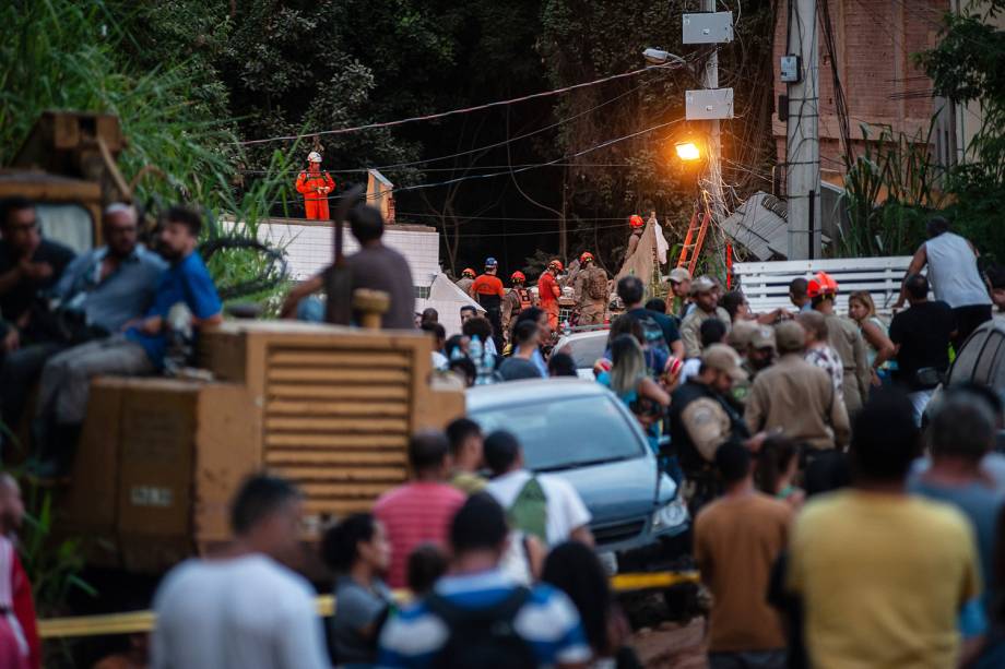 Bombeiros procuram vítimas em meio aos escombros após desabamento de prédios em Muzema, no Rio de Janeiro - 13/04/2019