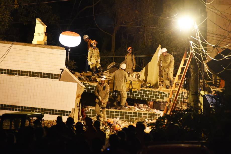 Bombeiros procuram vítimas em meio aos escombros após desabamento em Muzema, no Rio de Janeiro - 13/04/2019 Bombeiros procuram vítimas em meio aos escombros após desabamento em Muzema, no Rio de Janeiro - 13/04/2019