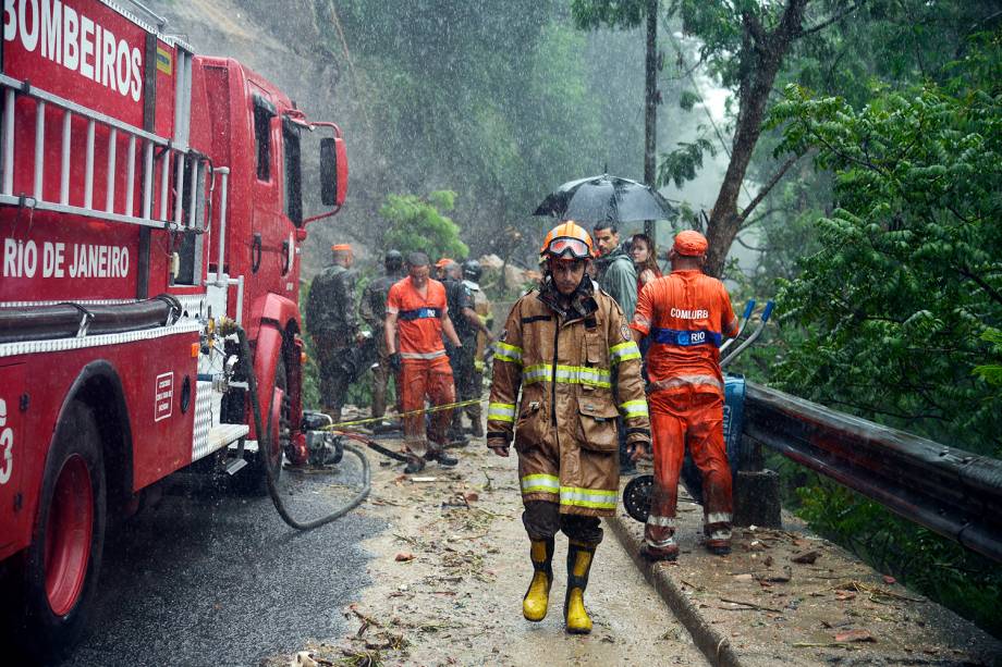 Bombeiros trabalham na remoção de três corpos de dentro de um táxi soterrado na Avenida Carlos Peixoto, em Botafogo, após as chuvas que atingiram o Rio de Janeiro - 09/04/2019