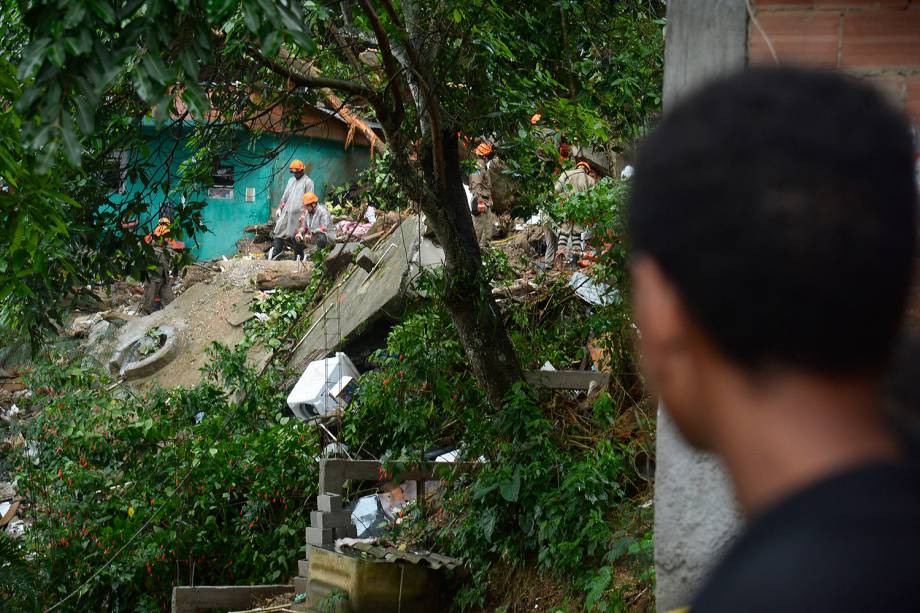 Bombeiros trabalham no Morro da Babilônia, no Leme, zona sul da cidade,  para resgatar o corpo de um homem soterrado devido ao deslizamento provocado pelo temporal que atingiu a cidade do Rio de Janeiro - 09/04/2019