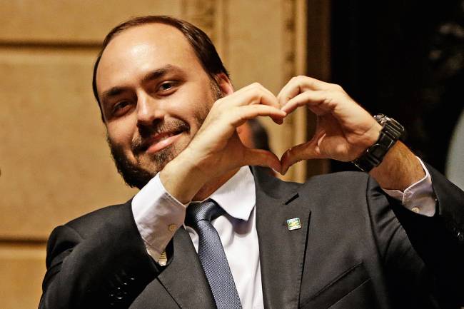 Carlos Bolsonaro Carlos Bolsonaro, o Zero Dois: conflito com o aval do pai