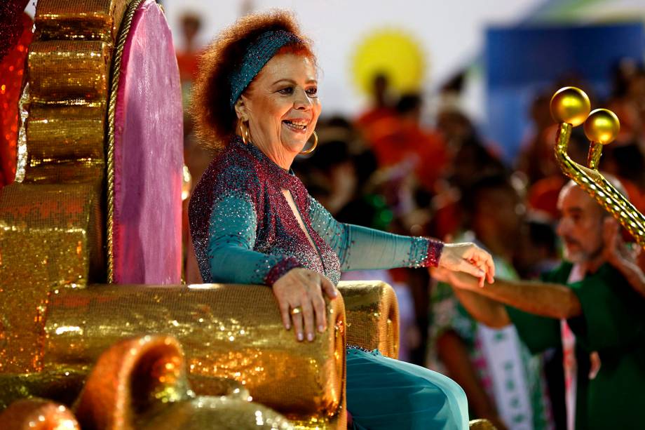 A cantora Beth Carvalho desfila pela escola de samba Estação Primeira de Mangueira, no Sambódromo da Marquês de Sapucaí - 2016