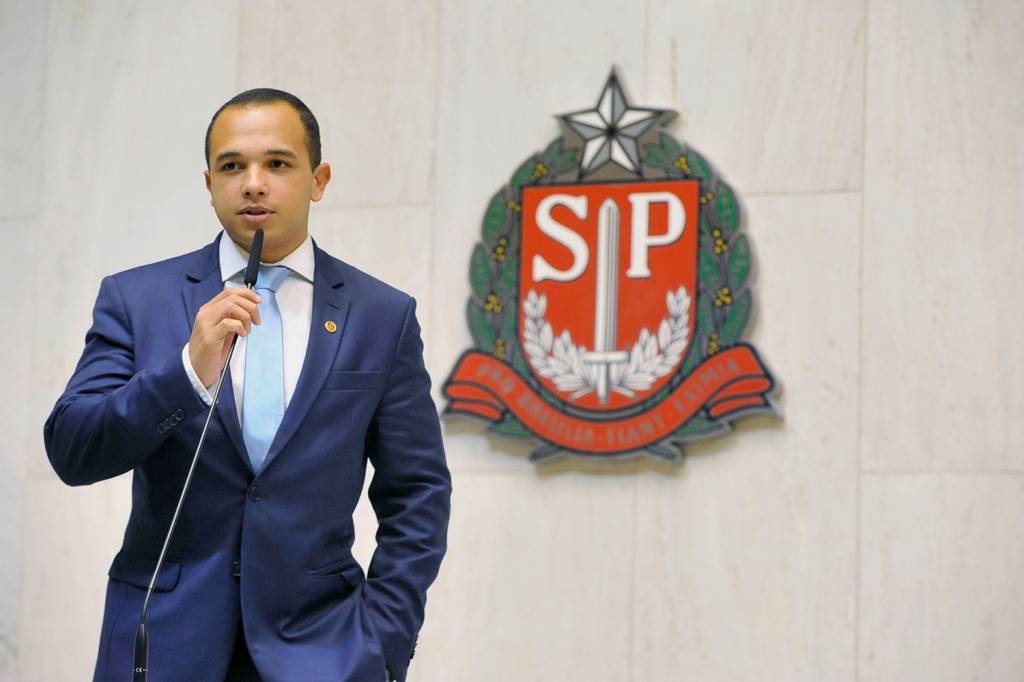 Deputado do PSL que atacou colega trans revela ser homossexual