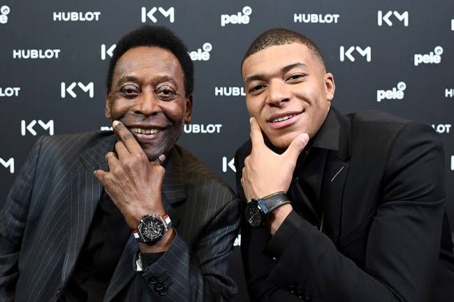 O atacante francês Kylian Mbappe se encontra com Pelé no Hotel Lutetia, em Paris - 02/04/2019