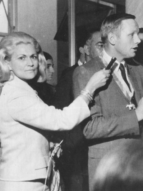 Hebe Camargo entrevistando o astronauta Neil Armstrong, na editora Bloch, à rua do Russel, três meses depois de sua viagem à Lua - 1969 Hebe Camargo entrevistando o astronauta Neil Armstrong, na editora Bloch, à rua do Russel, três meses depois de sua viagem à Lua - 1969