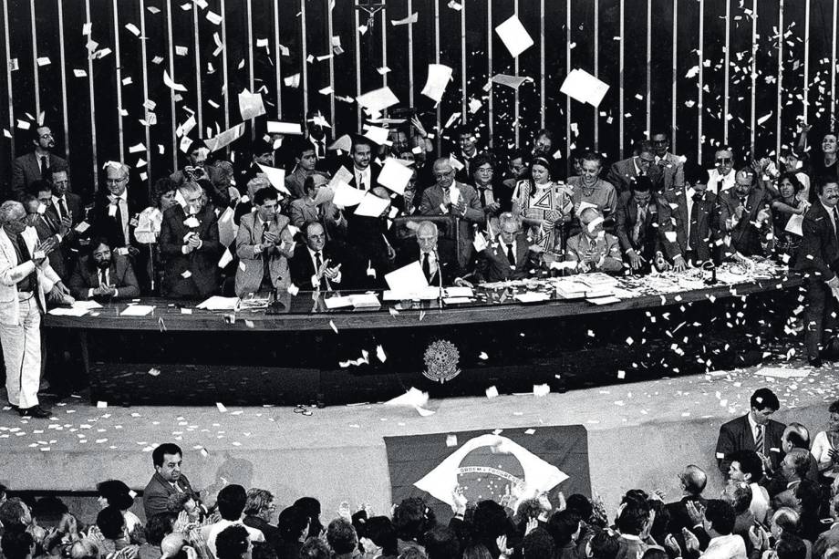 Chuva de papel picado no plenário do Congresso, durante a promulgação da Constituição de 1988 - 05/10/1988