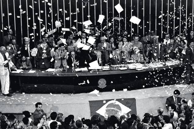 Chuva de papel picado no plenário do Congresso, durante a promulgação da Constituição de 1988 - 05/10/1988 Chuva de papel picado no plenário do Congresso, durante a promulgação da Constituição de 1988 - 05/10/1988