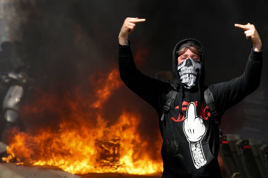 Manifestante gesticula durante o Ato XXIII (o 23º protesto nacional consecutivo no sábado) do movimento de coletes amarelos em Paris, França - 20/04/2019