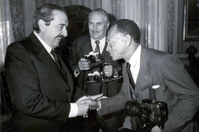 O repórter fotográfico Gervásio Baptista, com o Presidente Argentino Raul Alfonsin. O repórter fotográfico Gervásio Baptista, com o Presidente Argentino Raul Alfonsin.