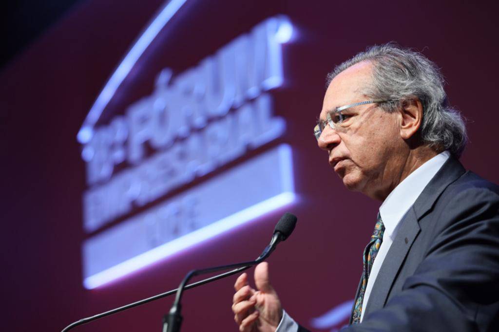 Aplaudido de pé, Paulo Guedes é recebido como ‘herói’ entre empresários