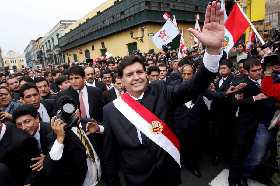 Alan Garcia acena para apoiadores após receber a faixa presidencial durante sua cerimônia de posse em Lima, Peru em julho de 2006 Alan Garcia acena para apoiadores após receber a faixa presidencial durante sua cerimônia de posse em Lima, Peru em julho de 2006