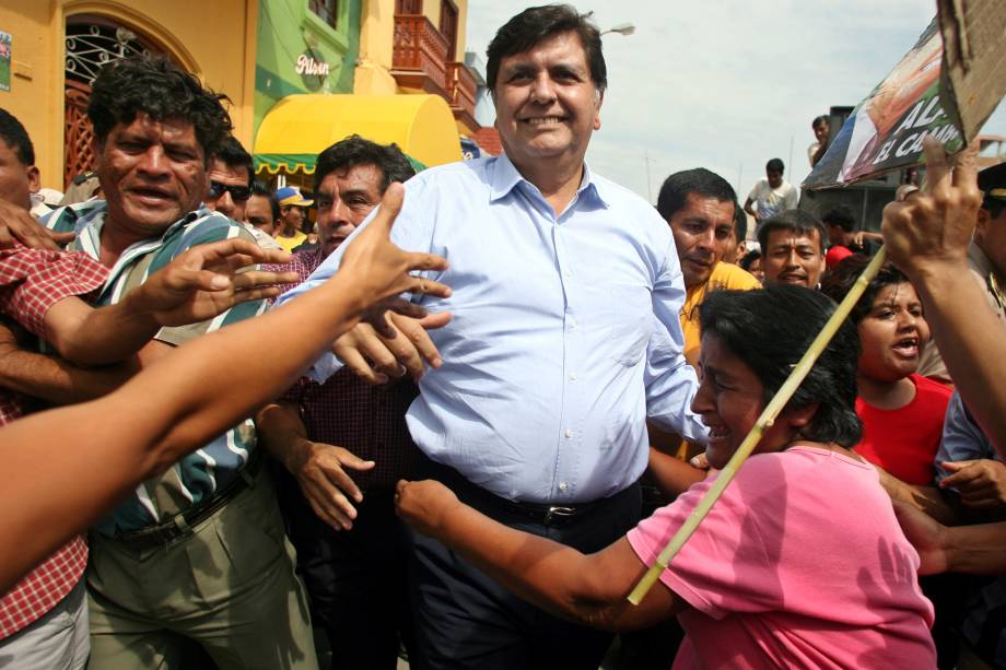 Alan García cumprimenta apoiadores durante campanha presidencial em Piura, no Peru em maio de 2006 Alan García cumprimenta apoiadores durante campanha presidencial em Piura, no Peru em maio de 2006