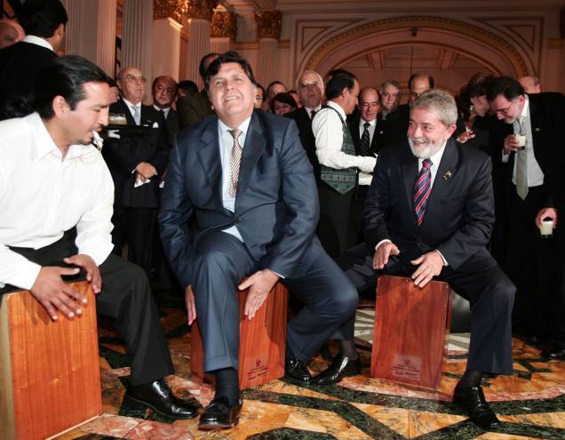 Alan García e Lula tocam o tradicional cajón peruano durante encontro em Lima em maio de 2008 Alan García e Lula tocam o tradicional cajón peruano durante encontro em Lima em maio de 2008