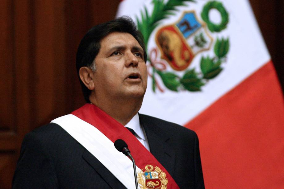 Alan García canta o hino nacional peruano durante sua cerimônia de posse no Congresso em Lima em julho de 2006 Alan García canta o hino nacional peruano durante sua cerimônia de posse no Congresso em Lima em julho de 2006